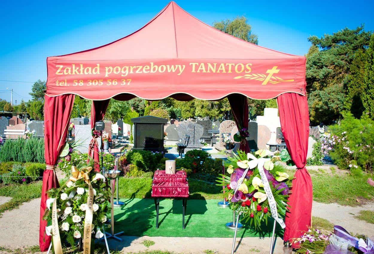 Namiot na cmentarzu podczas ceremonii pogrzebowej Tanatos