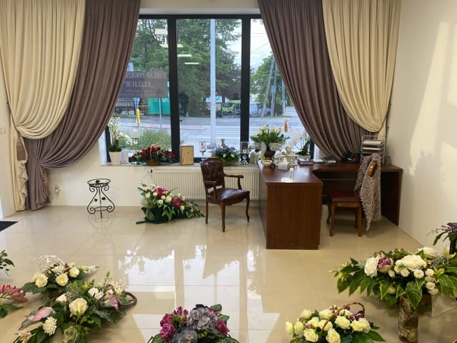 kompozycje kwiatowe w biurze zakładu pogrzebowego elizjum