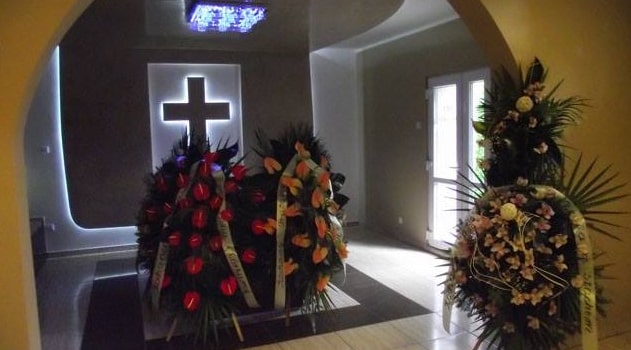 dekoracje kwiatowe w kaplicy pogrzebowej