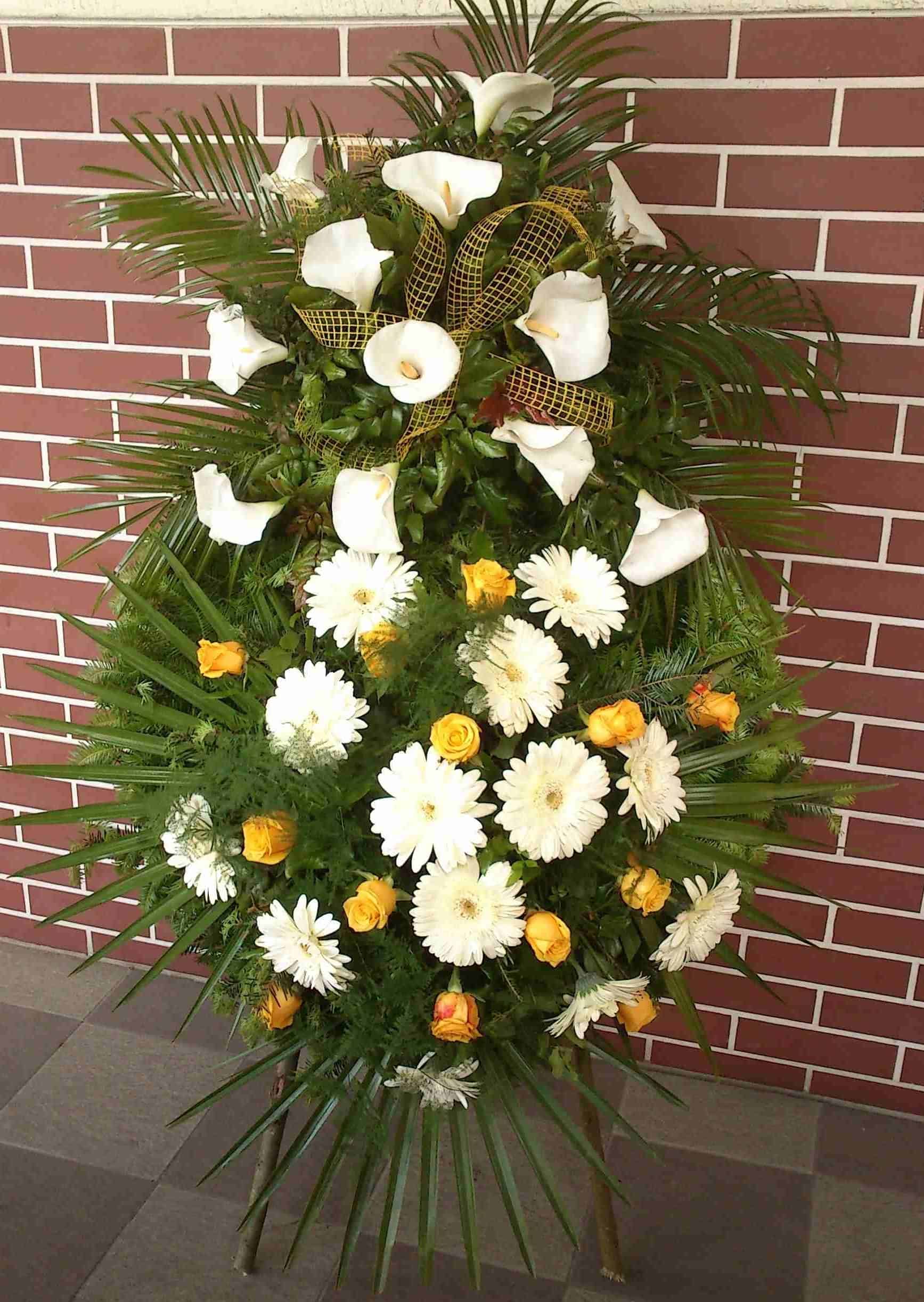 stojący wieniec pogrzebowy z białych i żółtych kwiatów przygotowany przez zakład pogrzebowy hades z ciechanowa