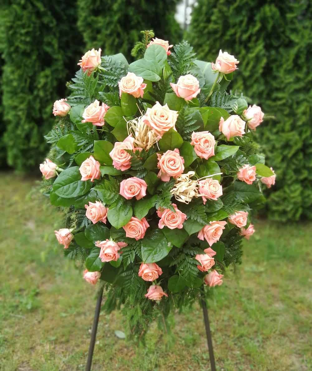 zakład pogrzebowy paproccy wieniec z różowych róż