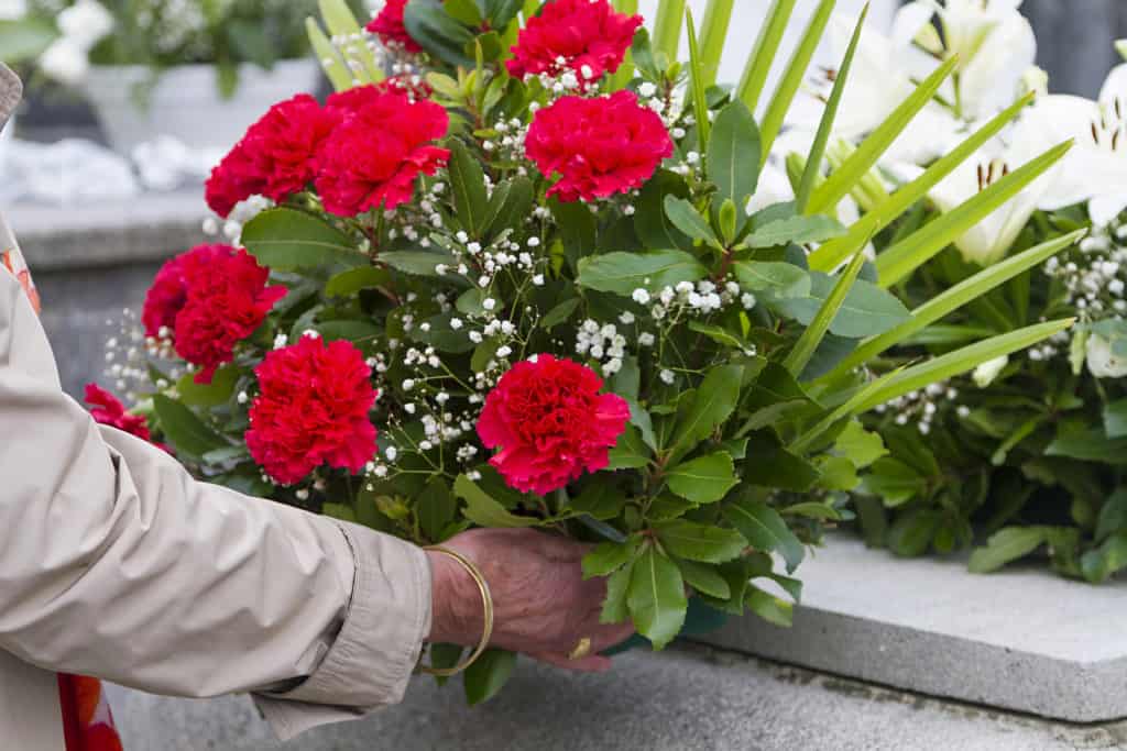 Ułożenie kwiatów na grobie