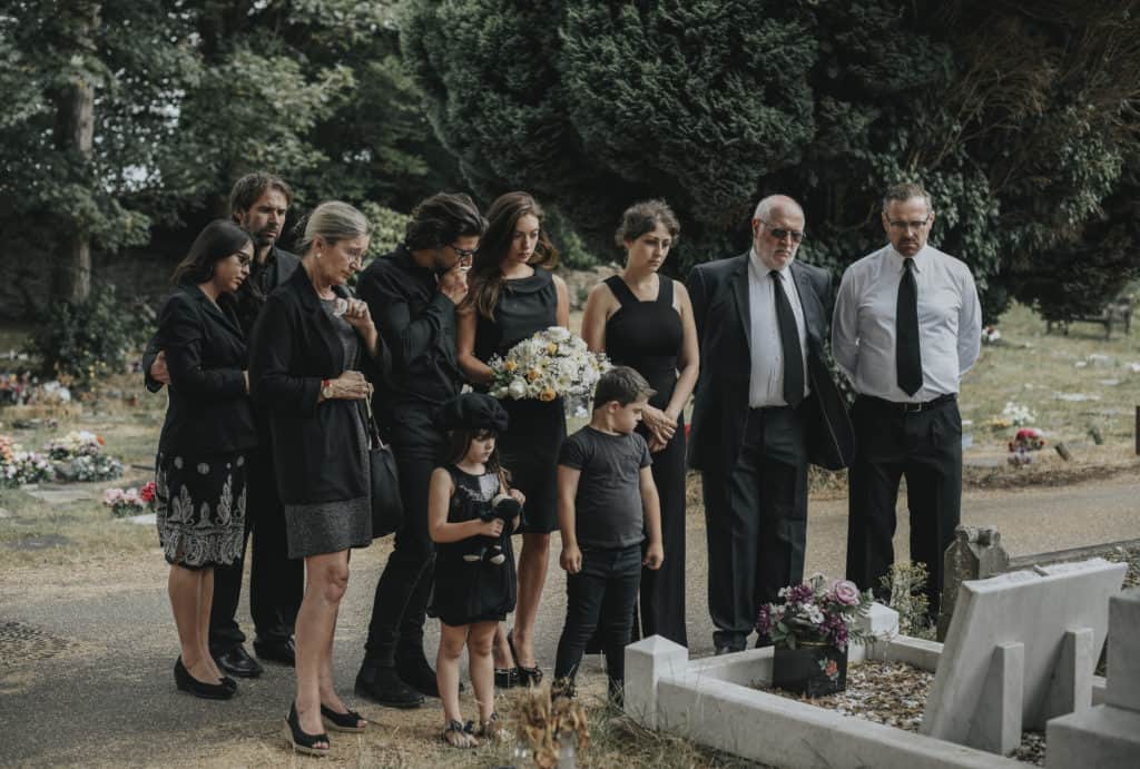 triple Semblance Defeated Strój na pogrzeb. Jaki wybrać dla pań, panów i dzieci | Pogotowie Pogrzebowe