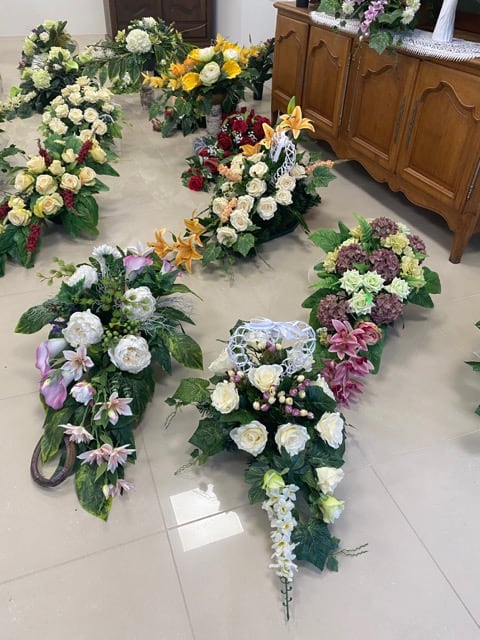 duży wybór wiązanek pogrzebowych w zakładzie pogrzebowym elizjum
