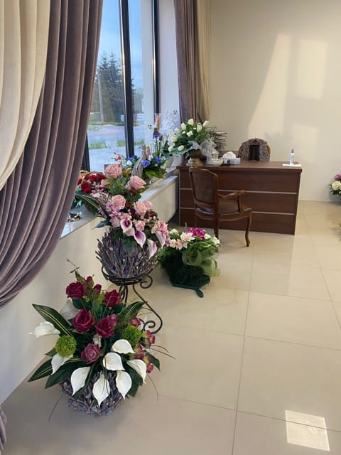 kompozycje kwiatowe biurze firmy zakład pogrzebowy elizjum