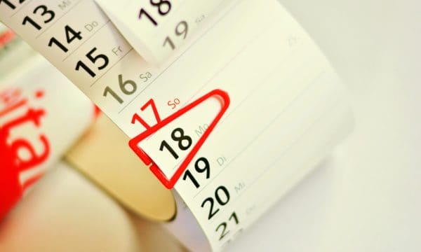 Kalendarz z zaznaczonym na czerwono jednym dniem - urlop okolicznościowy