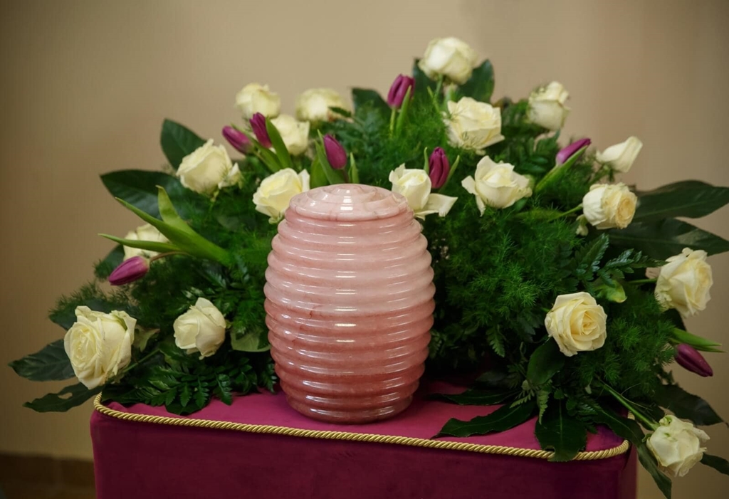 Zakład Pogrzebowy Skrzydlate Anioły urna na prochy i wiązanka pogrzebowa