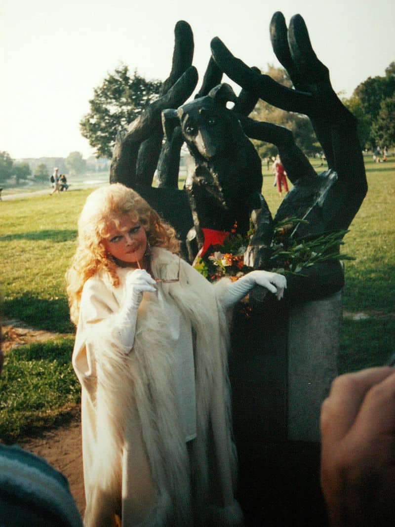 Violetta Villas przy pomniku psiej wierności w Krakowie
