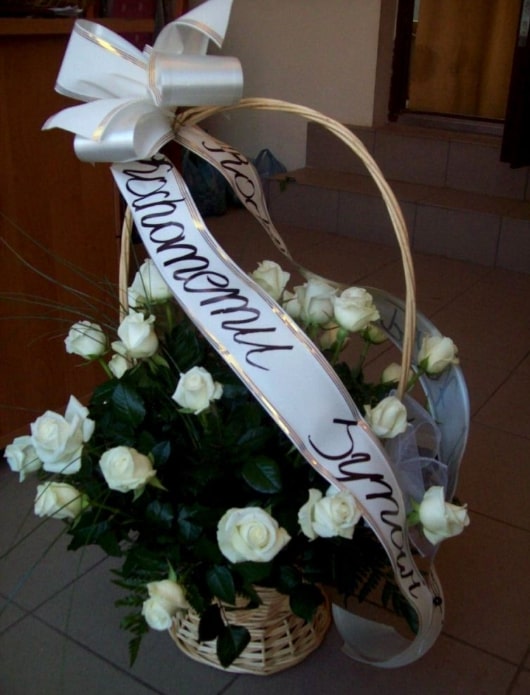 kosz z kwiatami wykonany przez zakład pogrzebowy arkadia