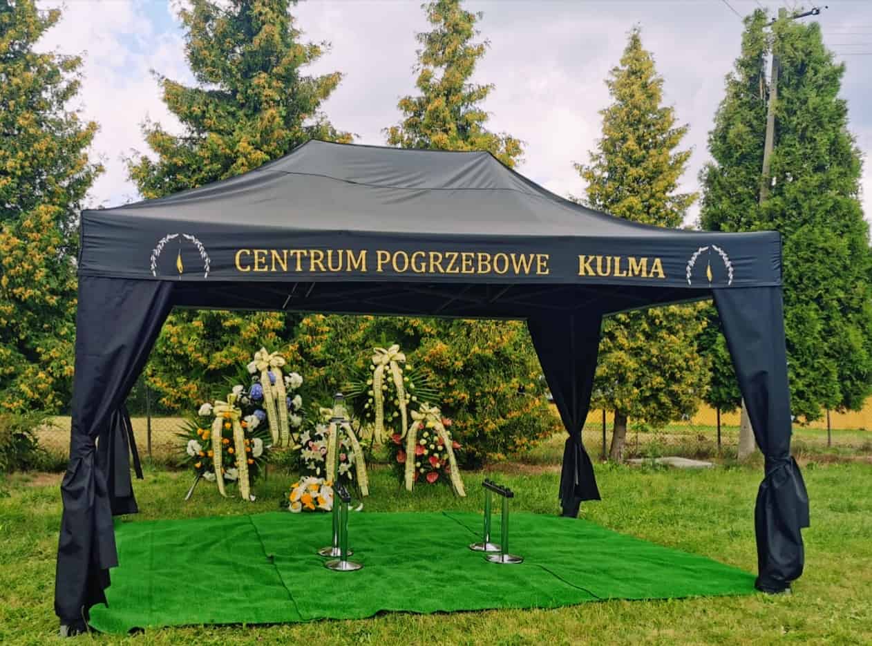 namiot pogrzebowy z logo zakładu pogrzebowego Kulma