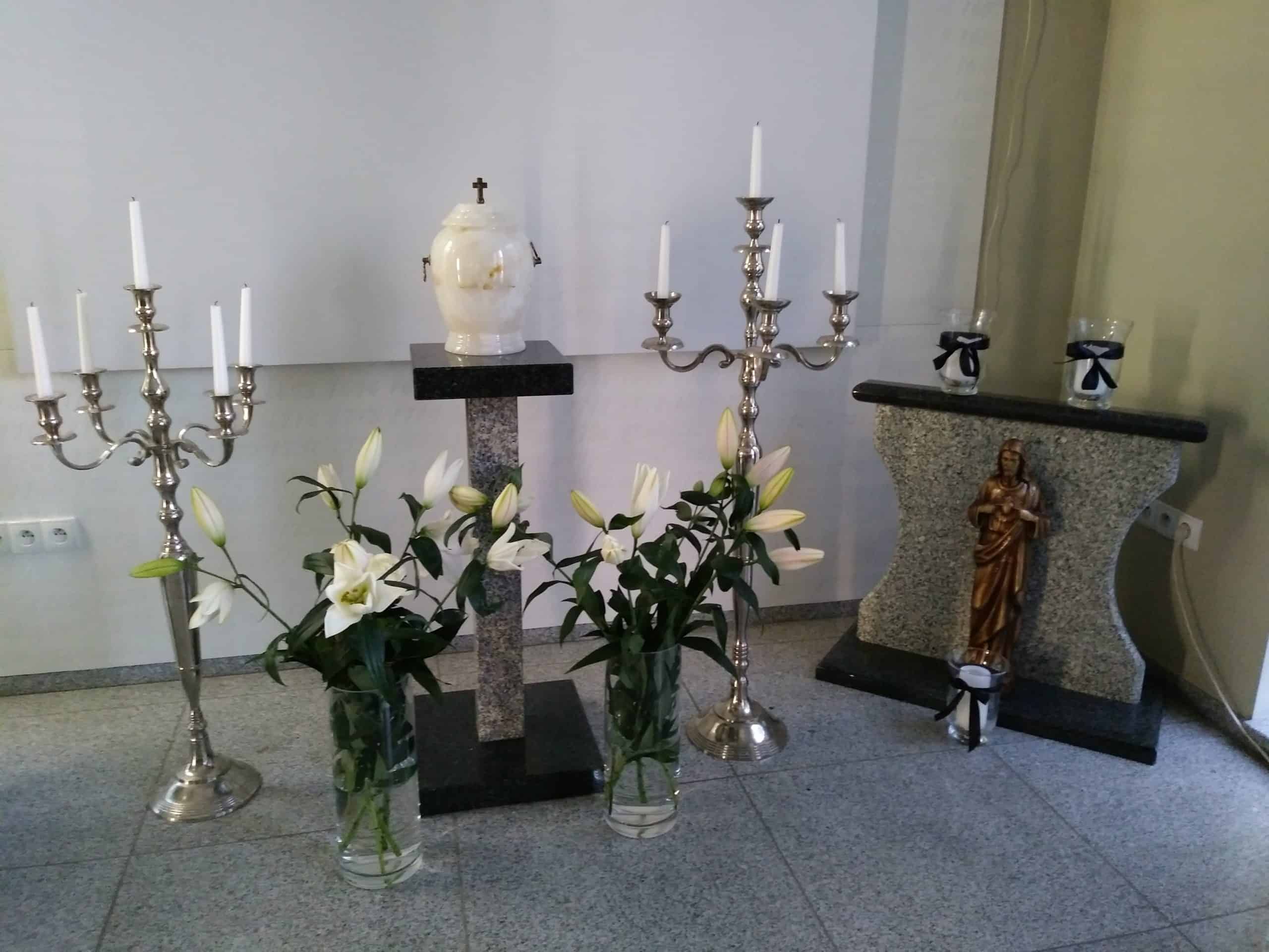 urna z prochami i kwiaty w zakładzie pogrzebowym bolińscy