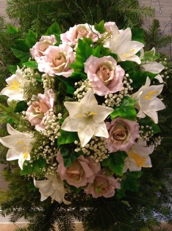 wiązanka pogrzebowa z biało-różowych kwiatów