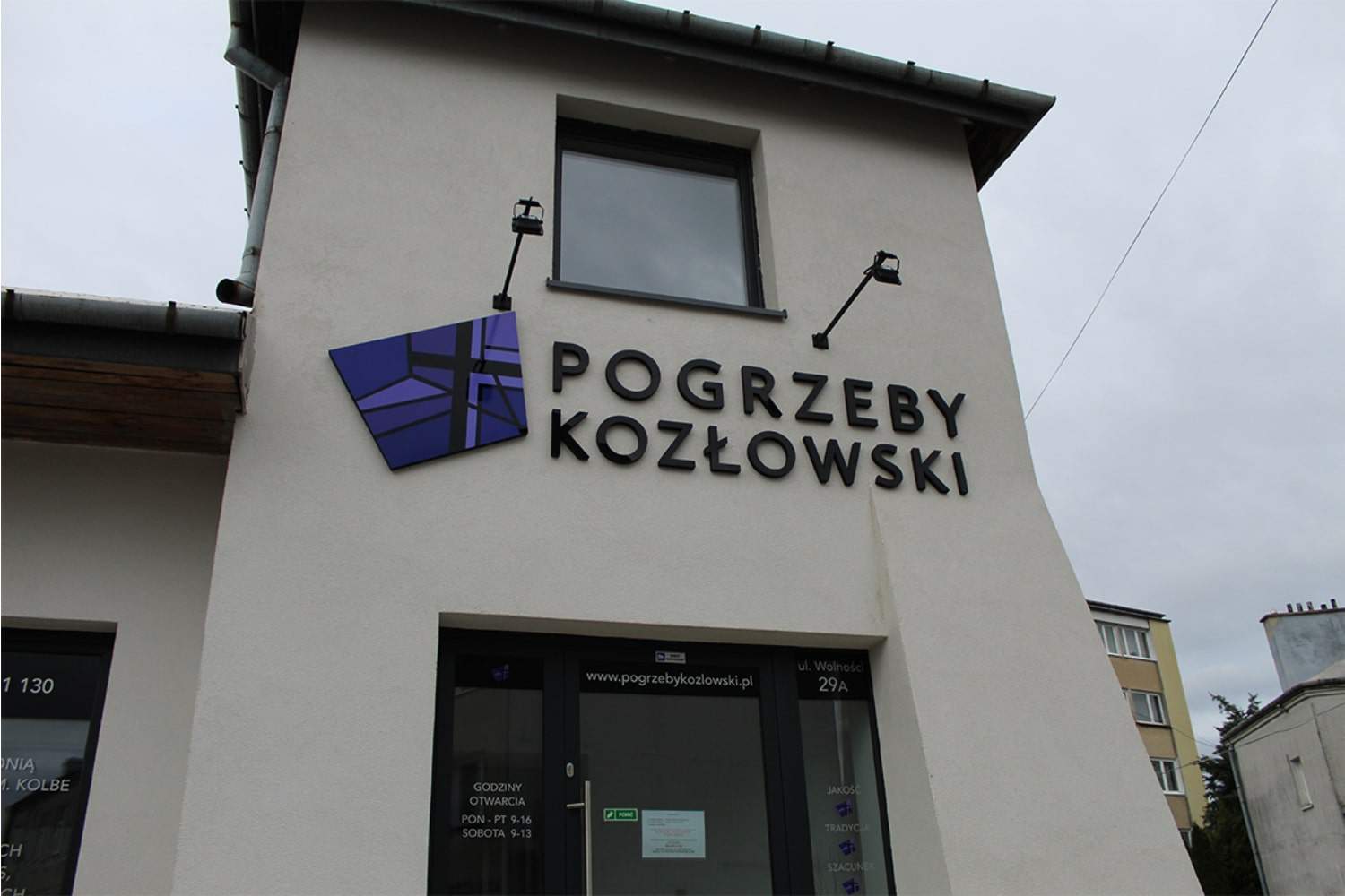 Logo zakład pogrzebowy kozłowski na budynku firmy