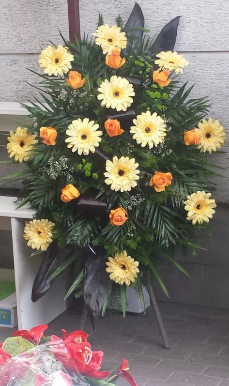 duży wieniec pogrzebowy z żółtych kwiatów