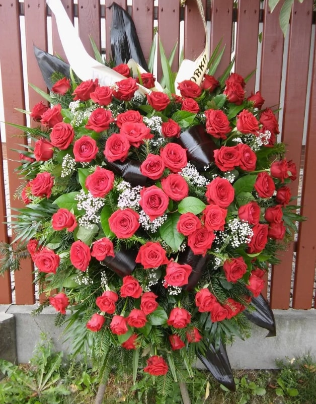 wieniec pogrzebowy w kształcie serca z czerwonych róż