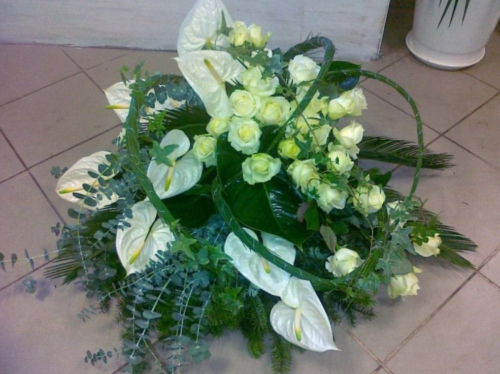 wieniec pogrzebowy z jasnych kwiatów wykonany w zakładzie pogrzebowym niebo z gorzowa wielkopolskiego