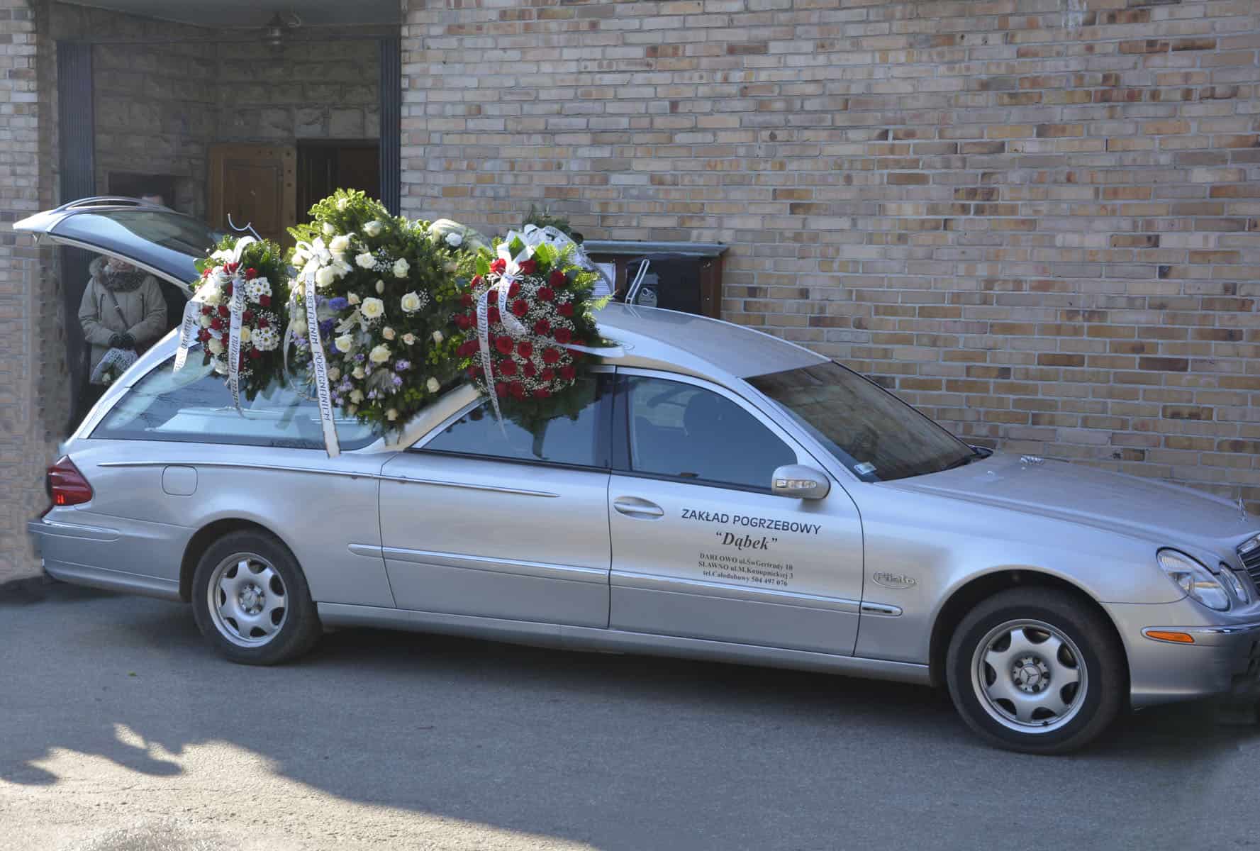 Mercedes benz karawan zakładu pogrzebowego dąbek