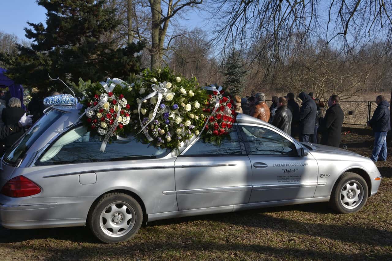 karawan firmy zakład pogrzebowy dąbek na cmenatrzu podczas pogrzebu