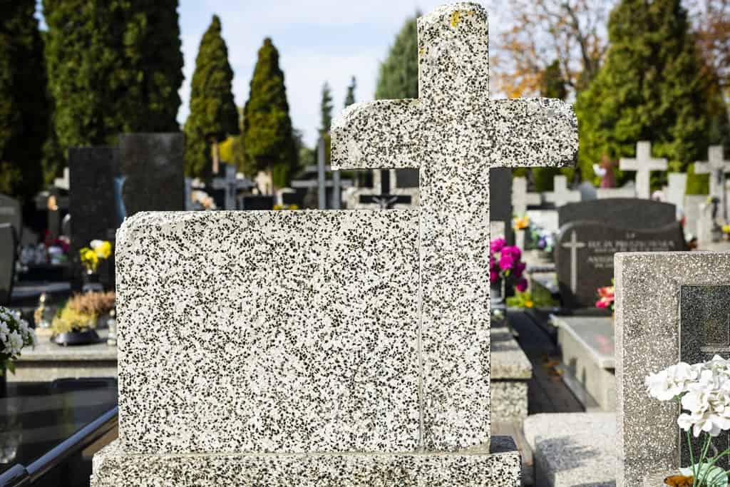 uszkodzony pomnik na cmentarzu