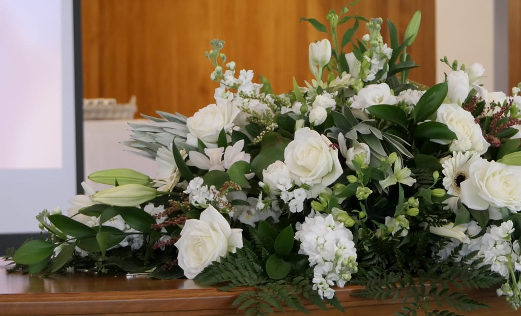 wiązanka pogrzebowa z białych kwiatów