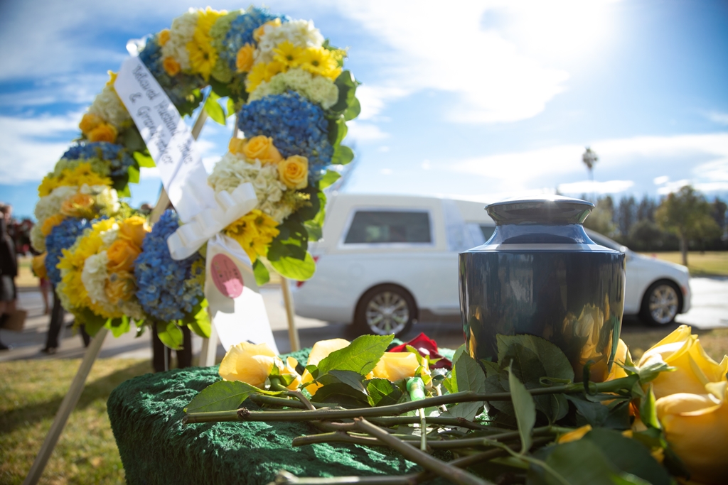 Urna z prochami, karawan pogrzebowy i oprawa kwiatowa - pogrzeb