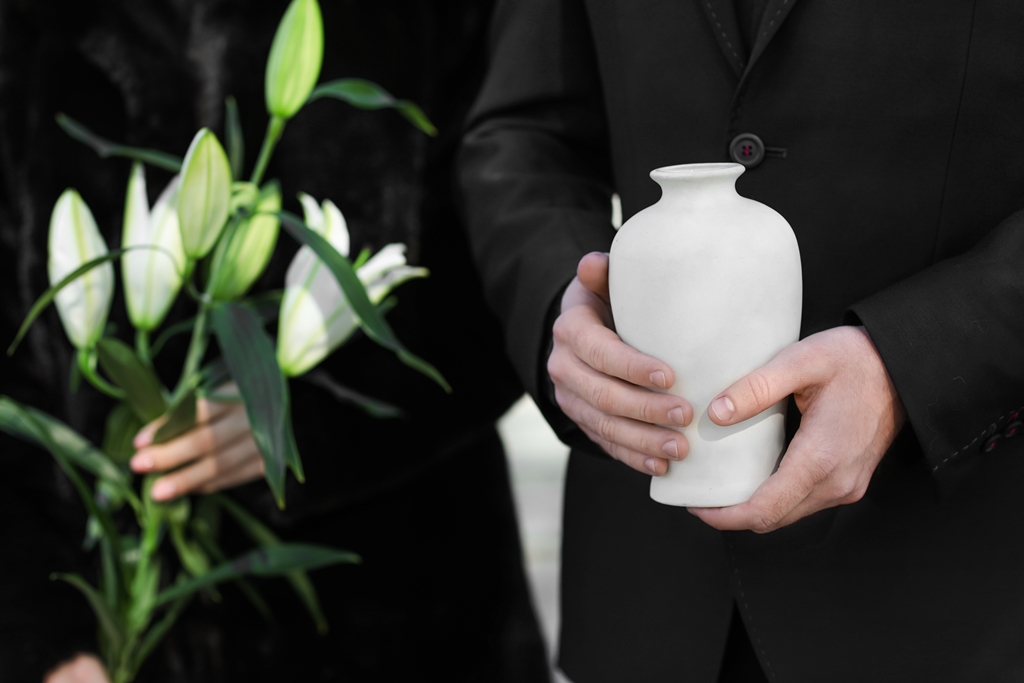 Urna z prochami i kwiaty pogrzebowe - Pogotowie Pogrzebowe, transport zwłok i prochów