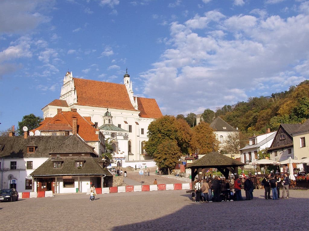 Kościół św. Jana Chrzciciela i św. Bartłomieja Apostoła w Kazimierzu Dolnym widziany z rynku