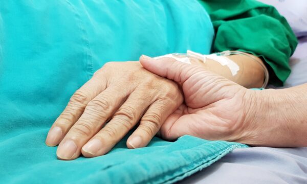 trzymanie za dłoń bliskiej osoby która przebywa w szpitalu