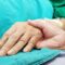 trzymanie za dłoń bliskiej osoby która przebywa w szpitalu